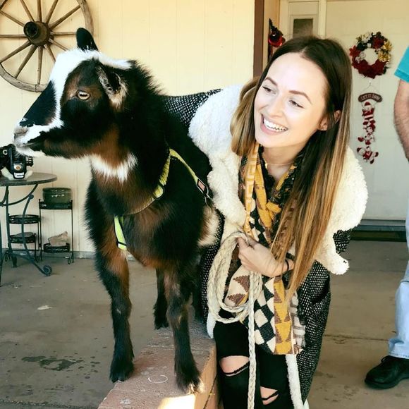 Meet your Posher, Cierra - Picture 6 of 6